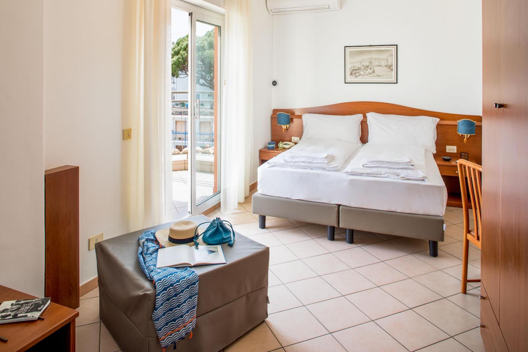Hotel Tritone Laigueglia Kültér fotó