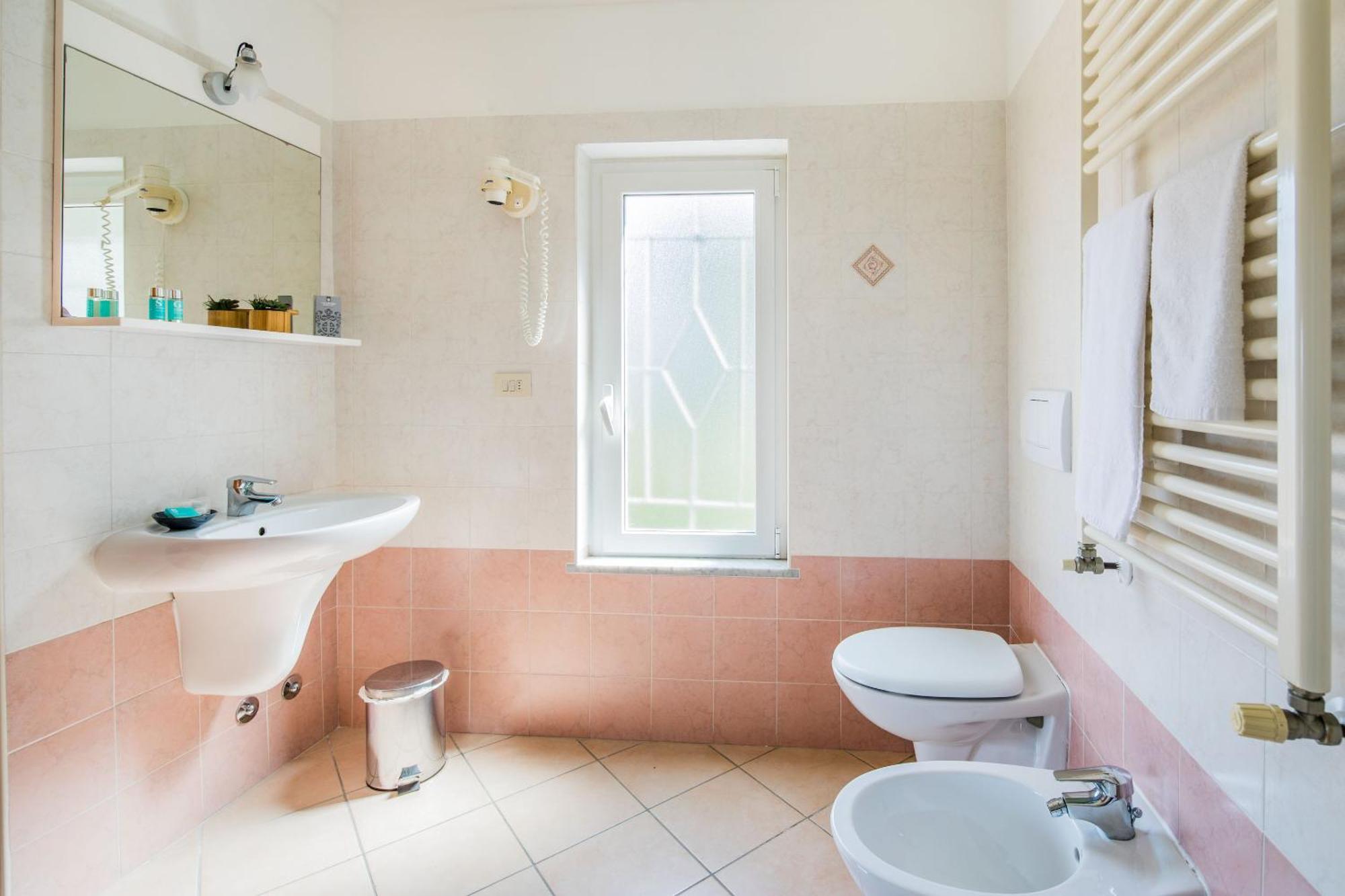 Hotel Tritone Laigueglia Kültér fotó