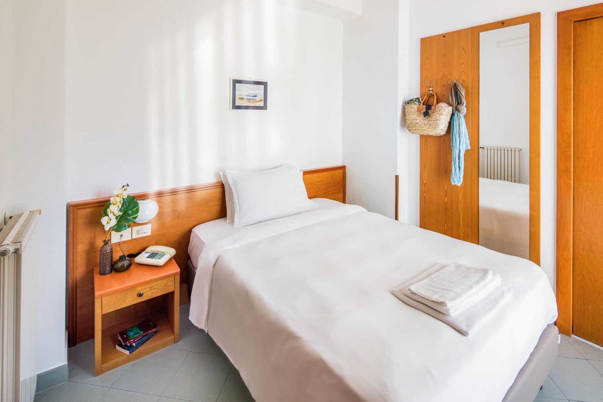 Hotel Tritone Laigueglia Kültér fotó
