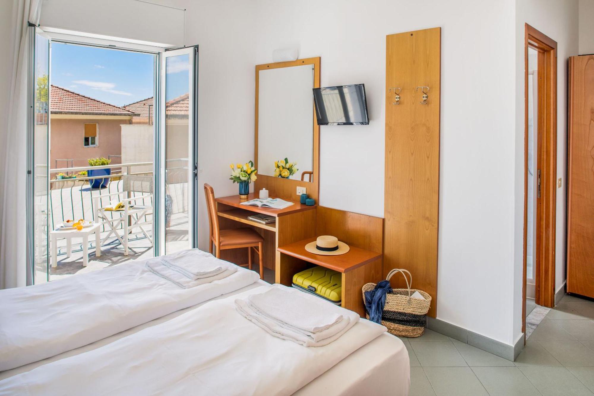 Hotel Tritone Laigueglia Kültér fotó