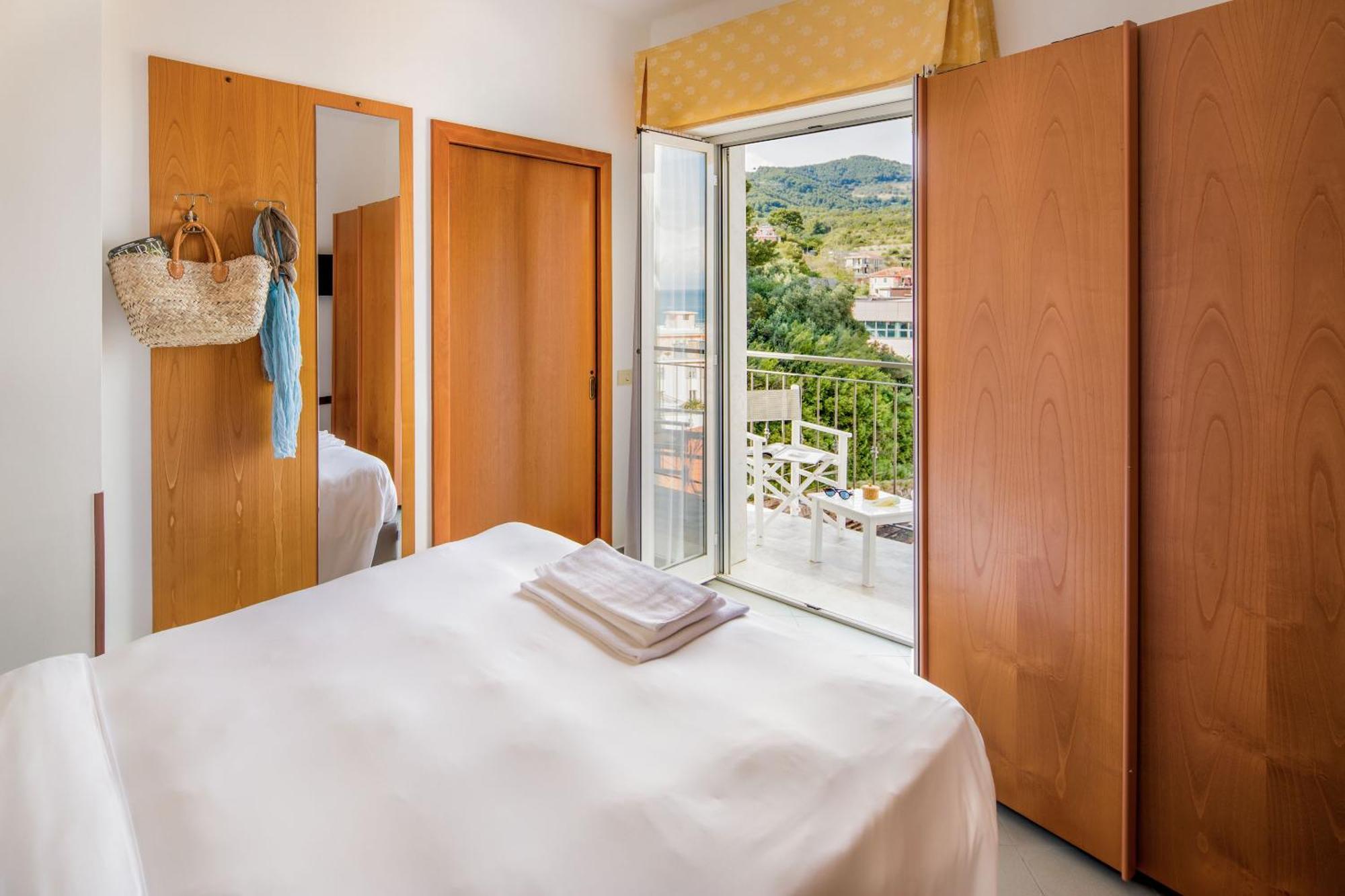 Hotel Tritone Laigueglia Kültér fotó