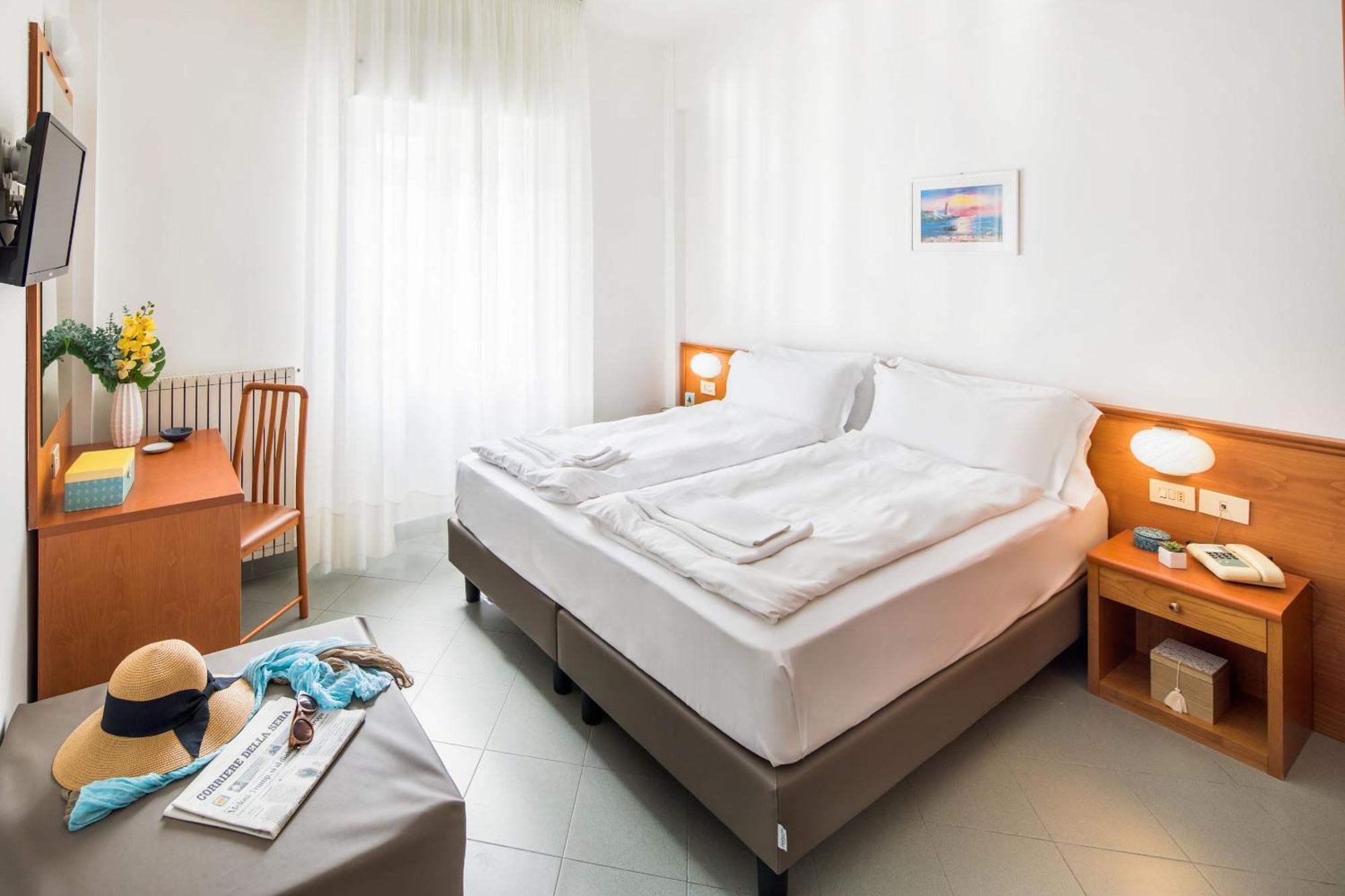 Hotel Tritone Laigueglia Kültér fotó