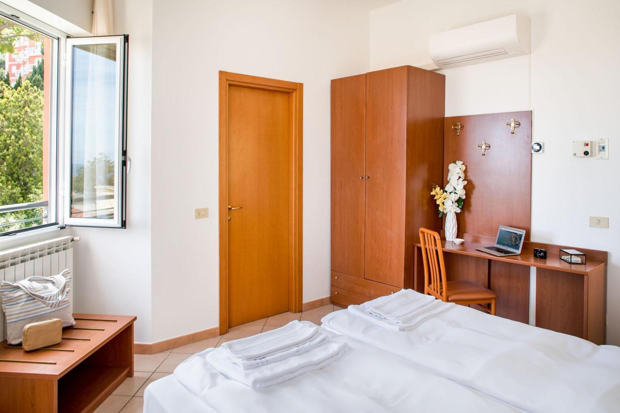 Hotel Tritone Laigueglia Kültér fotó