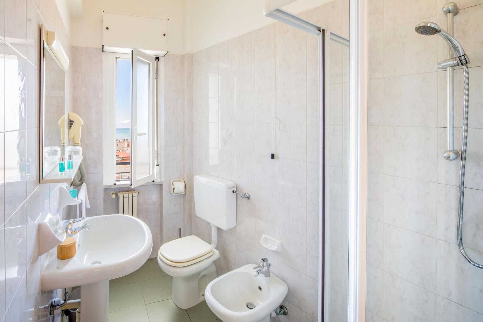 Hotel Tritone Laigueglia Kültér fotó