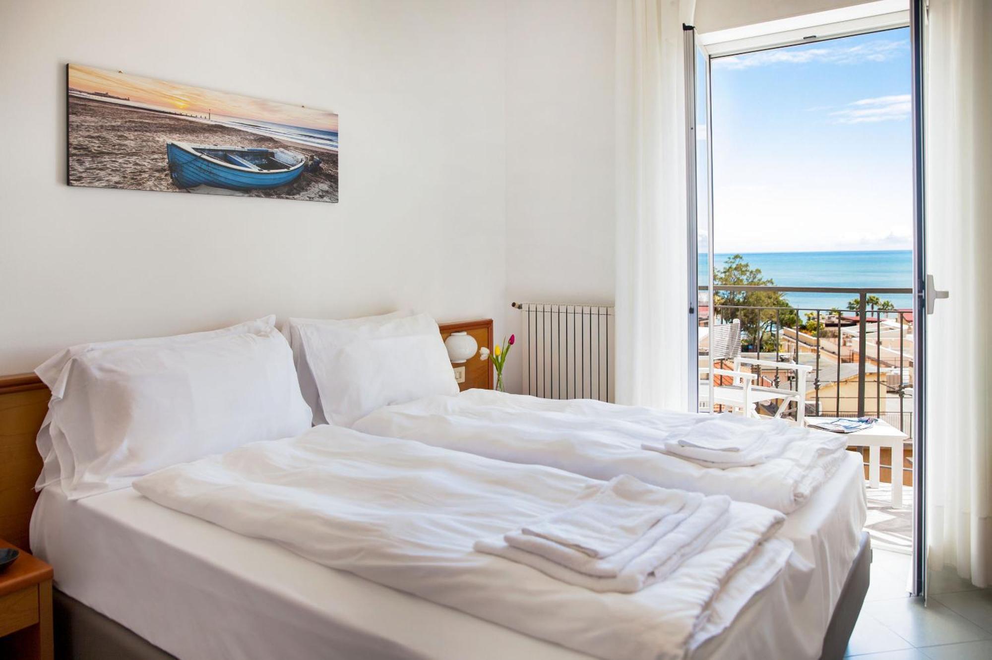 Hotel Tritone Laigueglia Kültér fotó