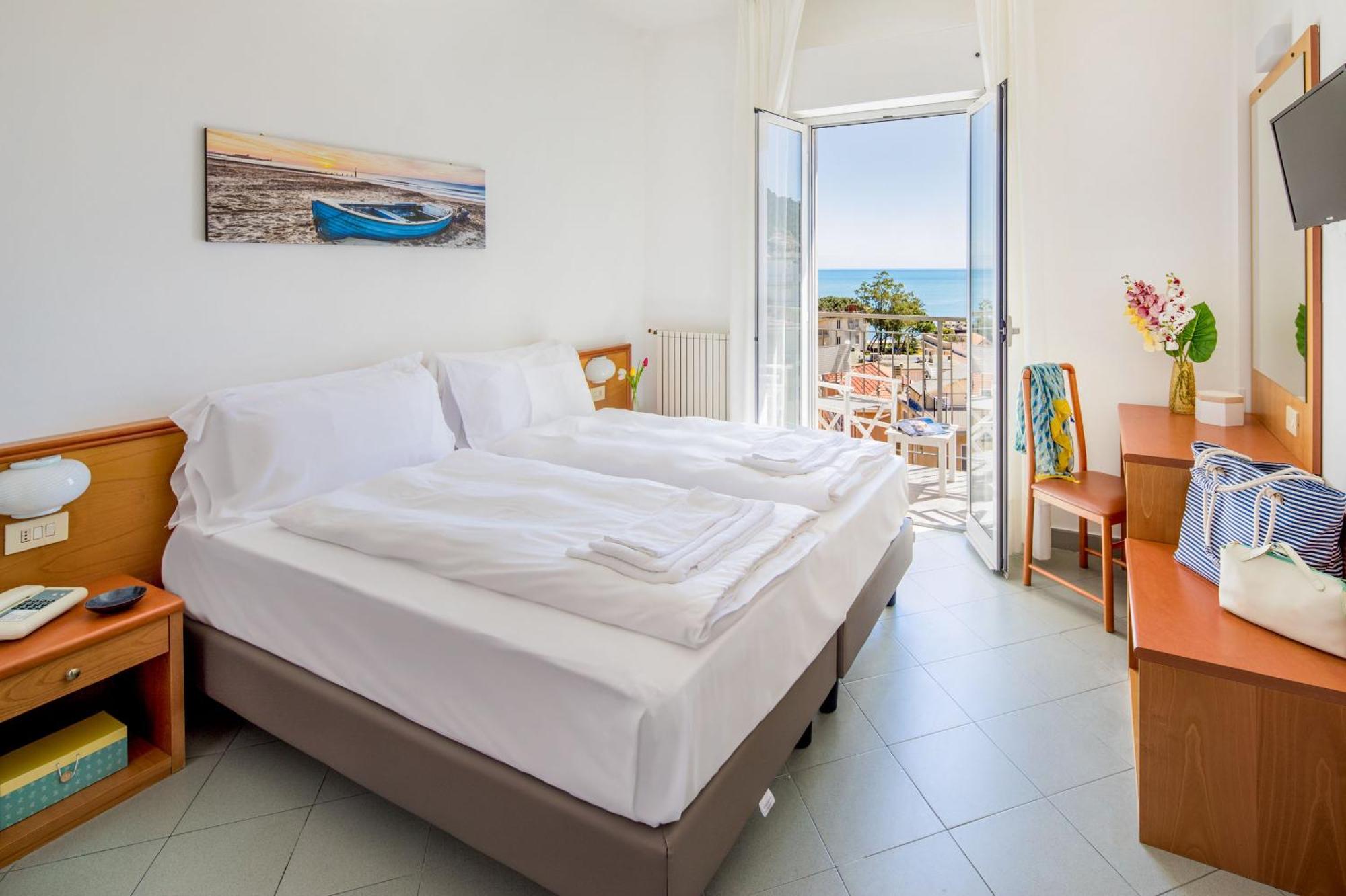 Hotel Tritone Laigueglia Kültér fotó