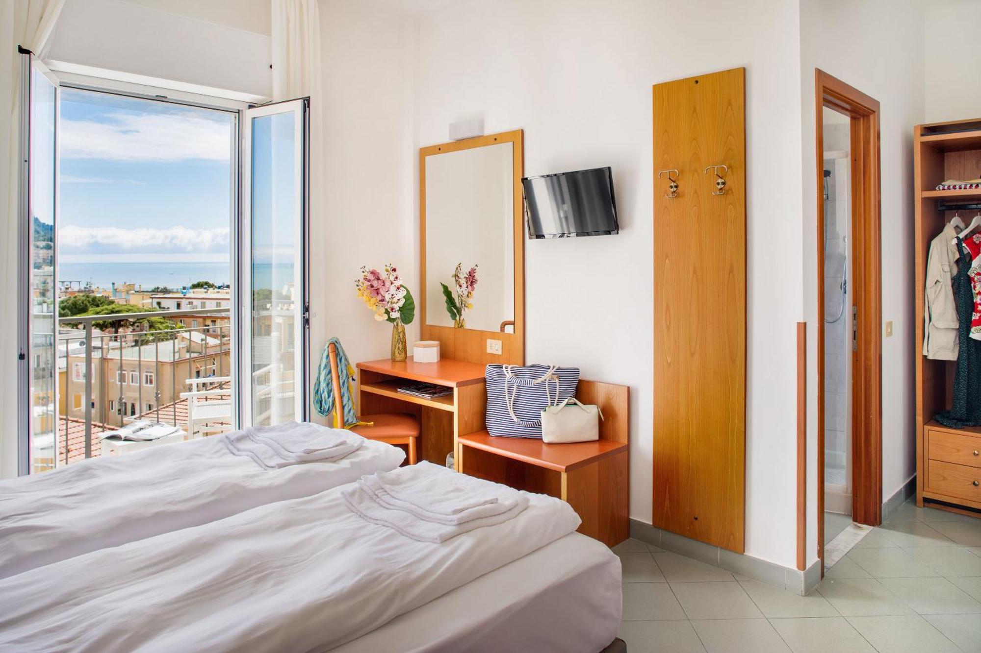 Hotel Tritone Laigueglia Kültér fotó