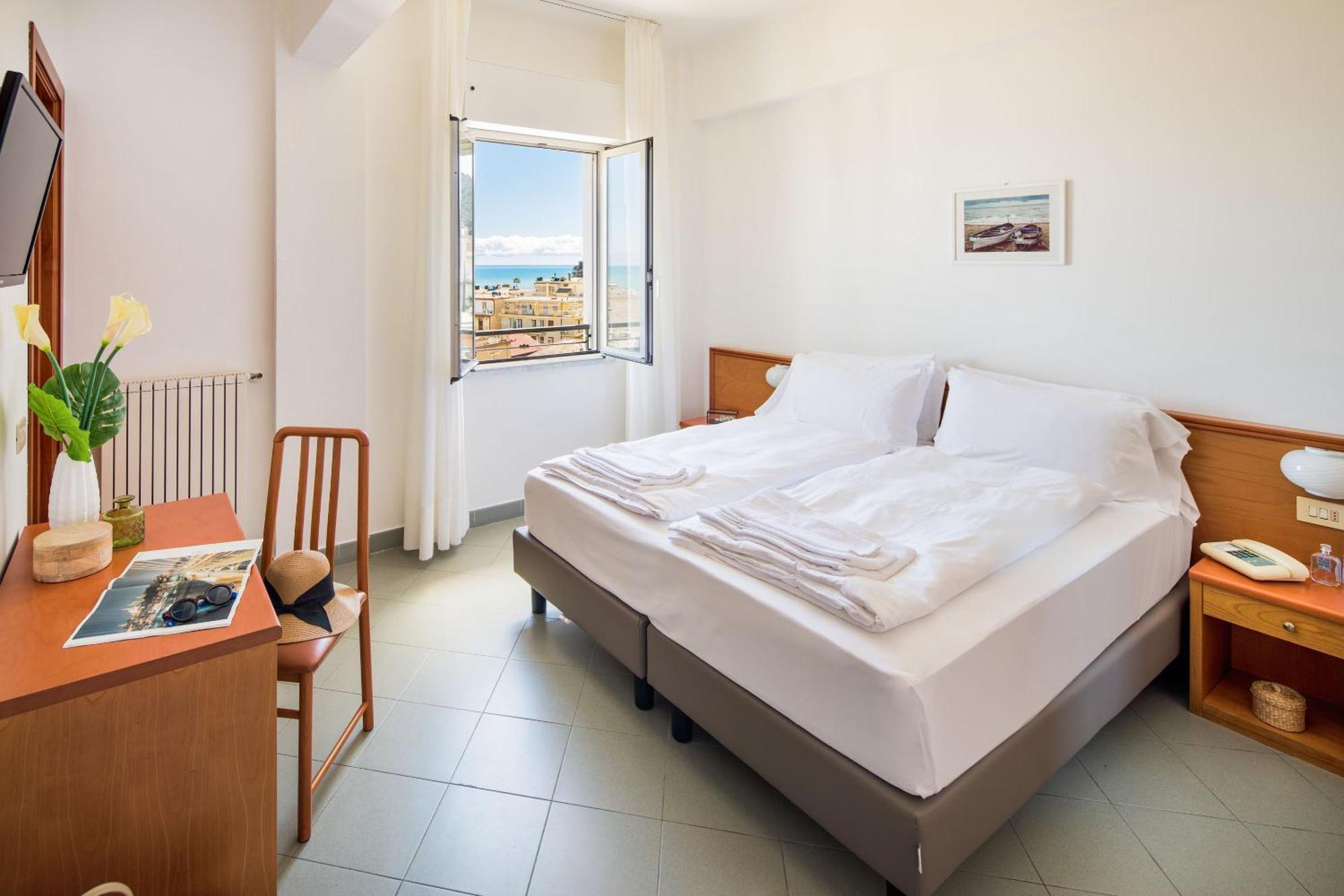 Hotel Tritone Laigueglia Kültér fotó