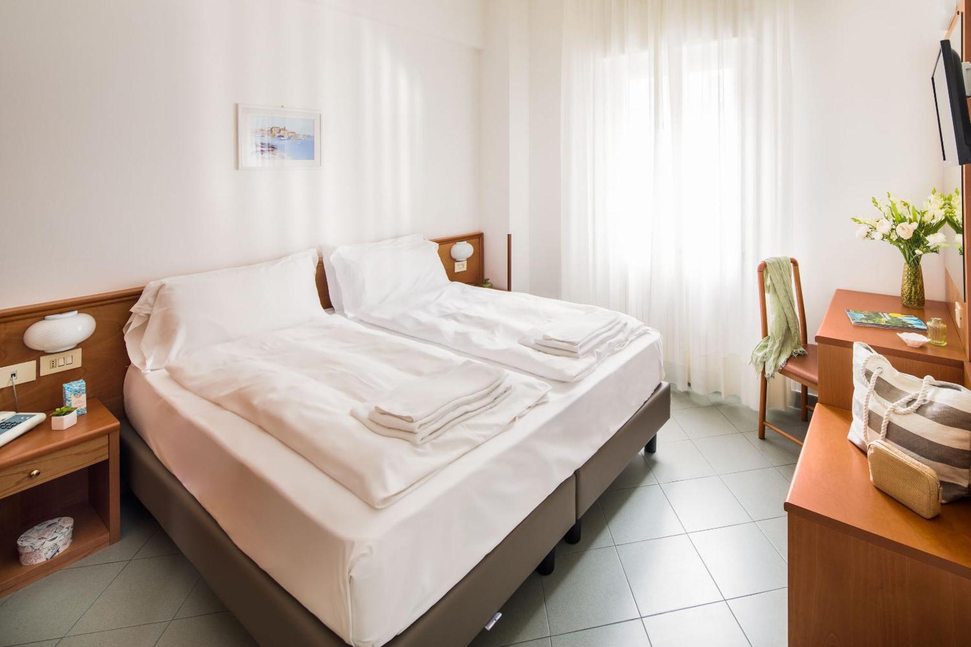 Hotel Tritone Laigueglia Kültér fotó
